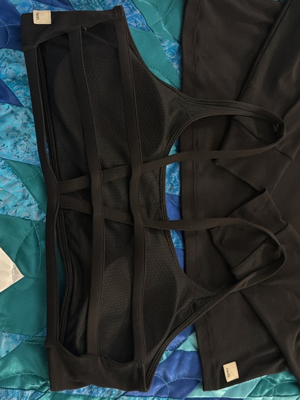 VUORI WOMANS BUNDLE XL YOSEMITE STRAPPY BRALETTE & HALO 1/2 ZIP. 🖤 - Picture 3 of 6